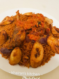 Smoky Jollof Rice and peppered chicken with plantain ainihin hoton girkin