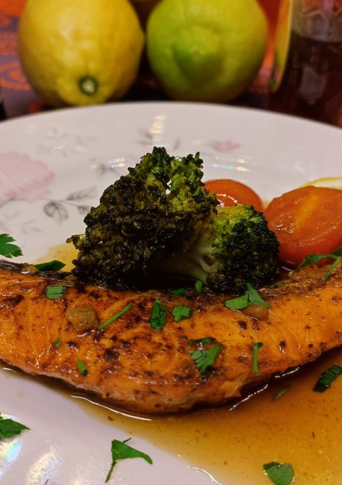 Una foto de Salmón en salsa de soja miel y limón