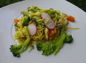 Foto de Noodles salteados com bifes de peru e legumes