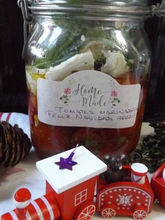 Una foto de Tomates marinados con queso de cabra