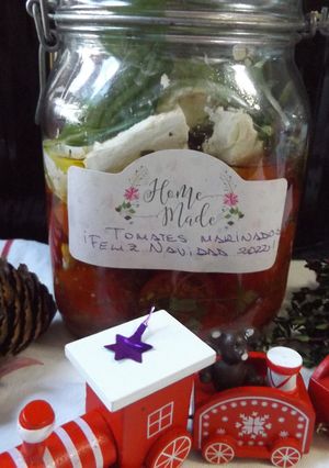 Foto principal de Tomates marinados con queso de cabra