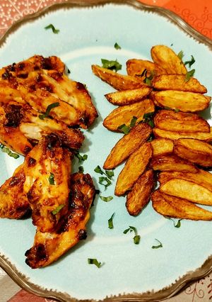 O poză a rețetei Aripioare de pui marinate cu iaurt și cartofi noi prăjiți.