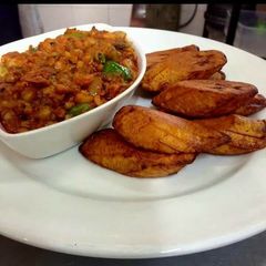 A picture of Fried beans and fried plantine.