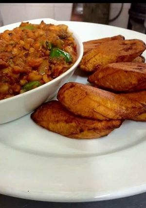 A picture of Fried beans and fried plantine.