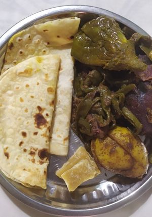 ઉંબાડિયું (Ubadiyu Recipe In Gujarati) રેસીપી મુખ્ય ફોટો