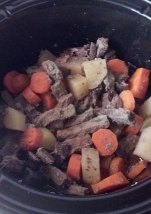 Una foto de Cocido de res con papas y zanahorias