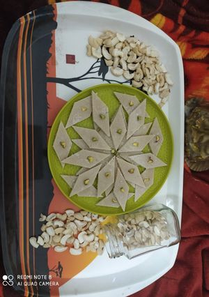 काजू कतरी (kaju Katri recipe in Hindi) रेसिपी मुख्य फोटो