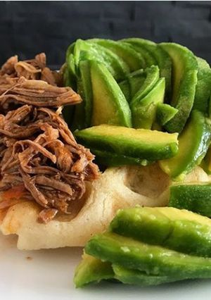 Una foto de Arepaffle de carne y aguacate