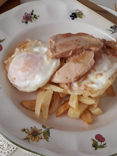 Una foto de Patatas fritas con huevo y foie