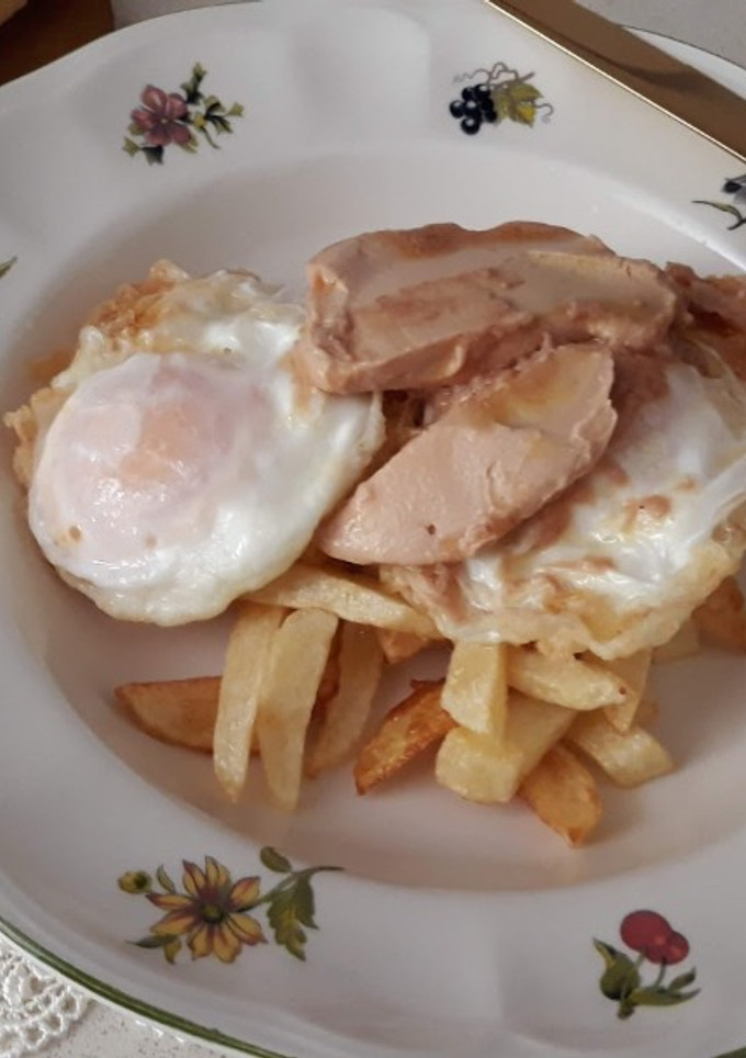 Una foto de Patatas fritas con huevo y foie