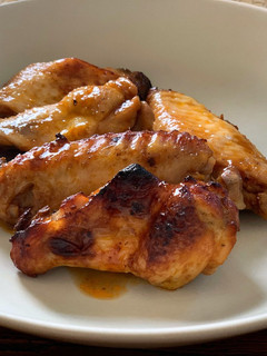 Una foto de Alitas de pollo agridulces y picantes