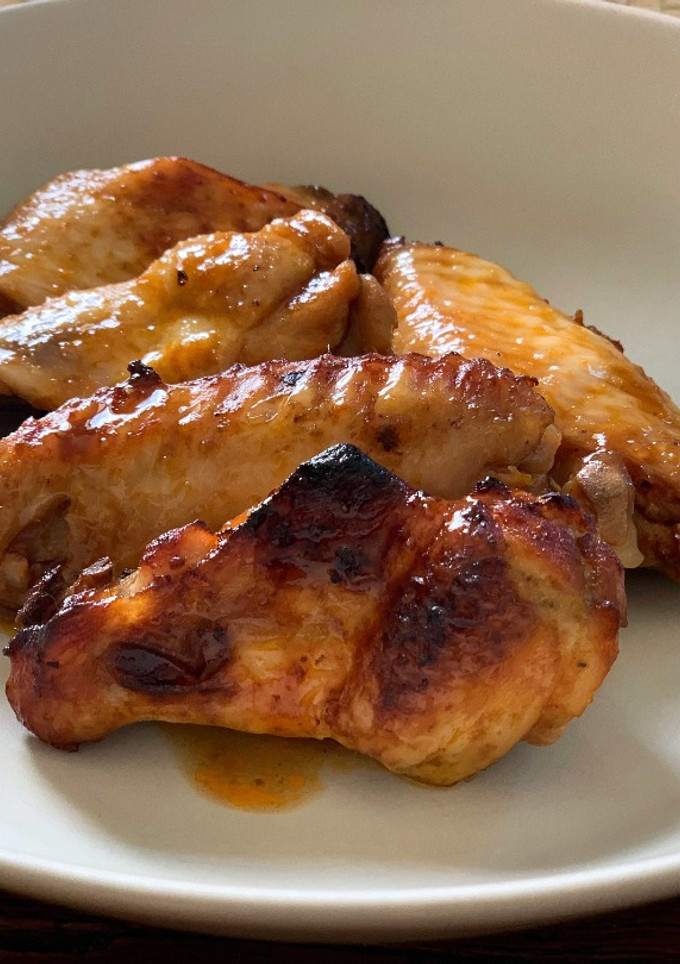 Una foto de Alitas de pollo agridulces y picantes