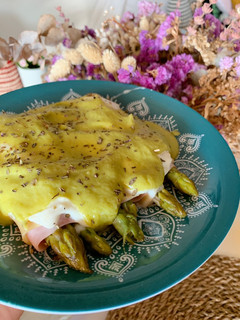 Una foto de Canelones de espárragos con jamón y queso ahumado