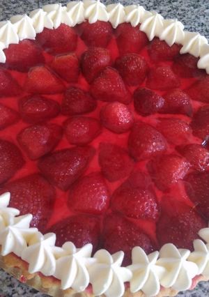 Una foto de Tarta de gelatina con frutillas y crema