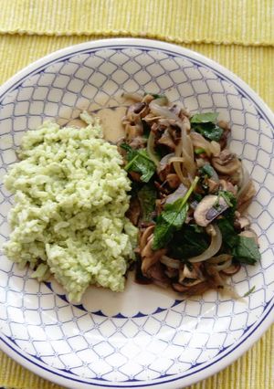 Una foto de Champignones y arroz verde