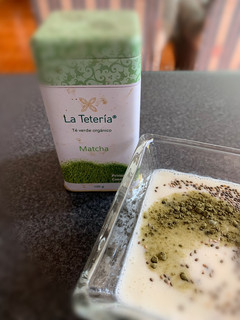Una foto de Kéfir (yogurt de pajaritos) de té matcha y chía