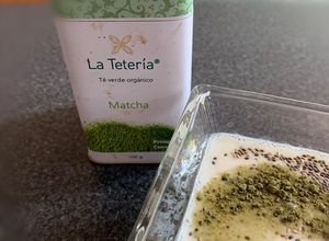 Una foto de Kéfir (yogurt de pajaritos) de té matcha y chía