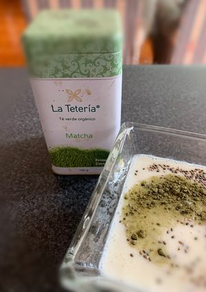 Una foto de Kéfir (yogurt de pajaritos) de té matcha y chía