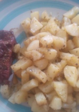 Una foto de Paleta de ternera al ajillo con papas al horno