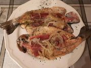 Una foto de trucha con jamón serrano