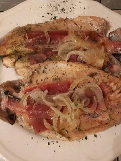 Una foto de Truchas a la plancha con jamón serrano