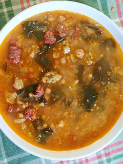 Una foto de Potaje de garbanzos con chistorra, acelgas y brócoli