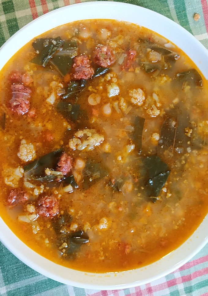 Una foto de Potaje de garbanzos con chistorra, acelgas y brócoli