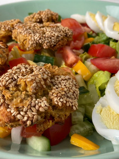 Una foto de Falafel al horno en ensalada
