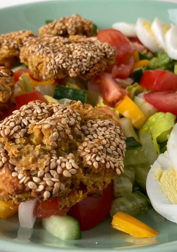 Una foto de Falafel al horno en ensalada