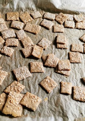 O poză a rețetei Sourdough crackers.