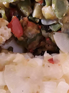 Una foto de Bacalao encebollado con verduras a la parrilla