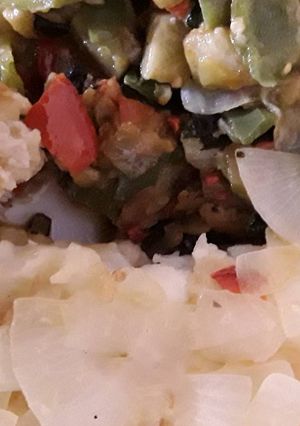Una foto de Bacalao encebollado con verduras a la parrilla