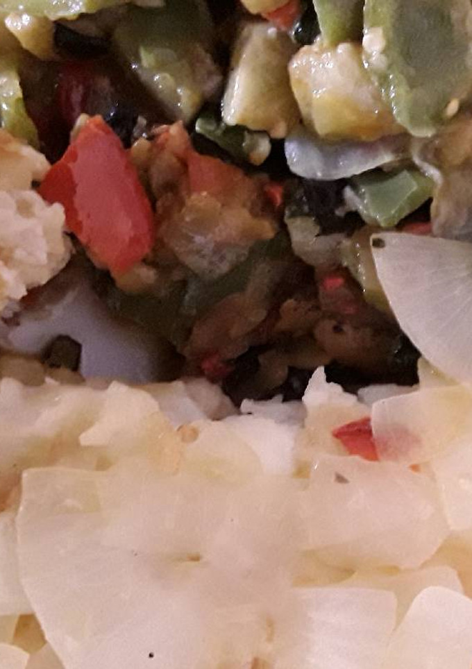 Una foto de Bacalao encebollado con verduras a la parrilla