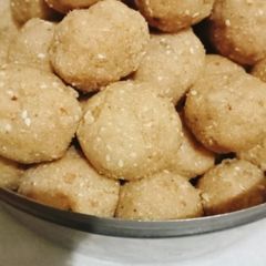 A picture of Till Mawa laddu.