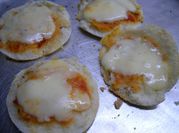 Una foto de pan tomates