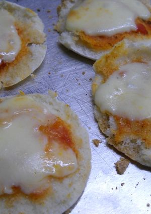 Una foto de Mini pizzitas para niños con pan Pita