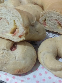 Una foto de Pan casero saborizado y relleno