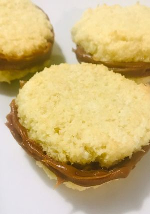 Una foto de Alfajores de coco con dulce de leche