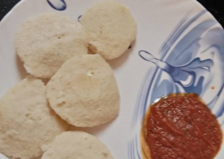 Idli with tomato chutney