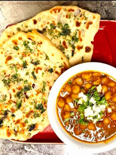 તંદુરી બટર ગાર્લિક નાન (Tandoori Butter Garlic Naan Recipe In Gujarati) રેસીપી મુખ્ય ફોટો