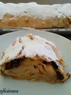 Una foto de Apfelstrudel o strudel de manzana con masa casera