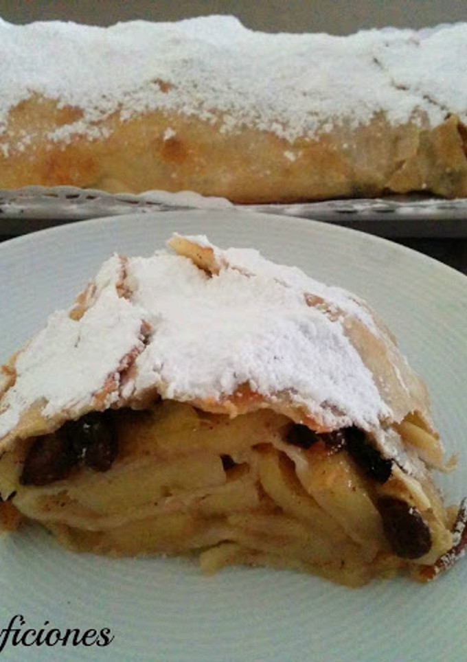 Una foto de Apfelstrudel o strudel de manzana con masa casera