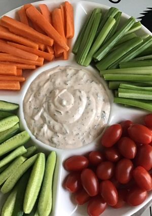 Une photo de Légumes frais à croquer sauce citron persil et menthe