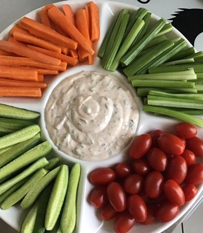Une photo de Légumes frais à croquer sauce citron persil et menthe