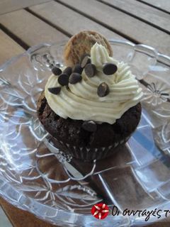 Φωτογραφία της συνταγής Σοκολατένια cupcakes γεμιστά με ζύμη μπισκότου!