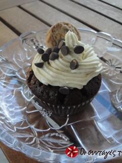 Φωτογραφία της συνταγής Σοκολατένια cupcakes γεμιστά με ζύμη μπισκότου!