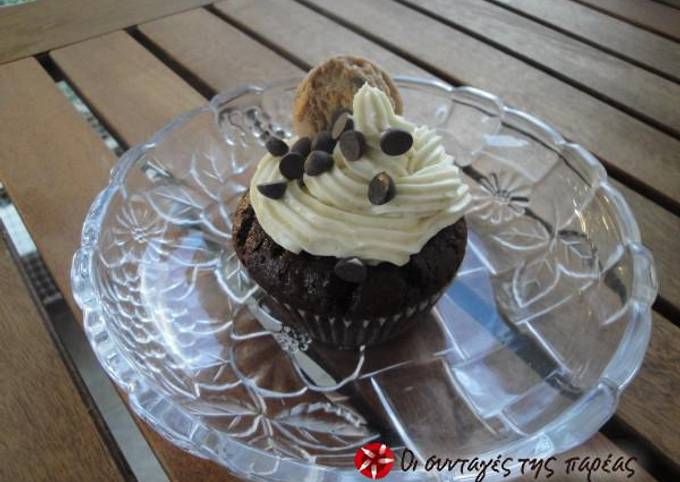 κύρια φωτογραφία συνταγής Σοκολατένια cupcakes γεμιστά με ζύμη μπισκότου!