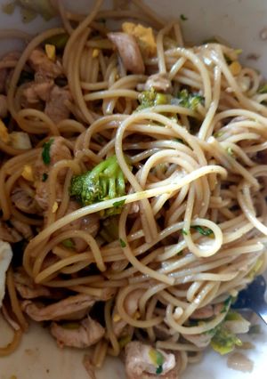 Una foto de Spaghetti con pollo y verduras. Mix style 🔥 🥦🍲