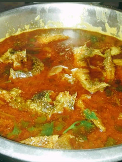 फिश करी (fish curry recipe in Hindi) रेसिपी मुख्य फोटो