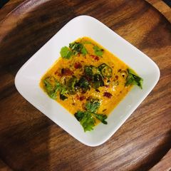 A picture of Bhindi onion curry.